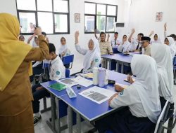 Presiden Prabowo Resmikan Papan Interaktif di SMPN 4 Bekasi, Digitalisasi Pendidikan Serentak Nasional Dimulai