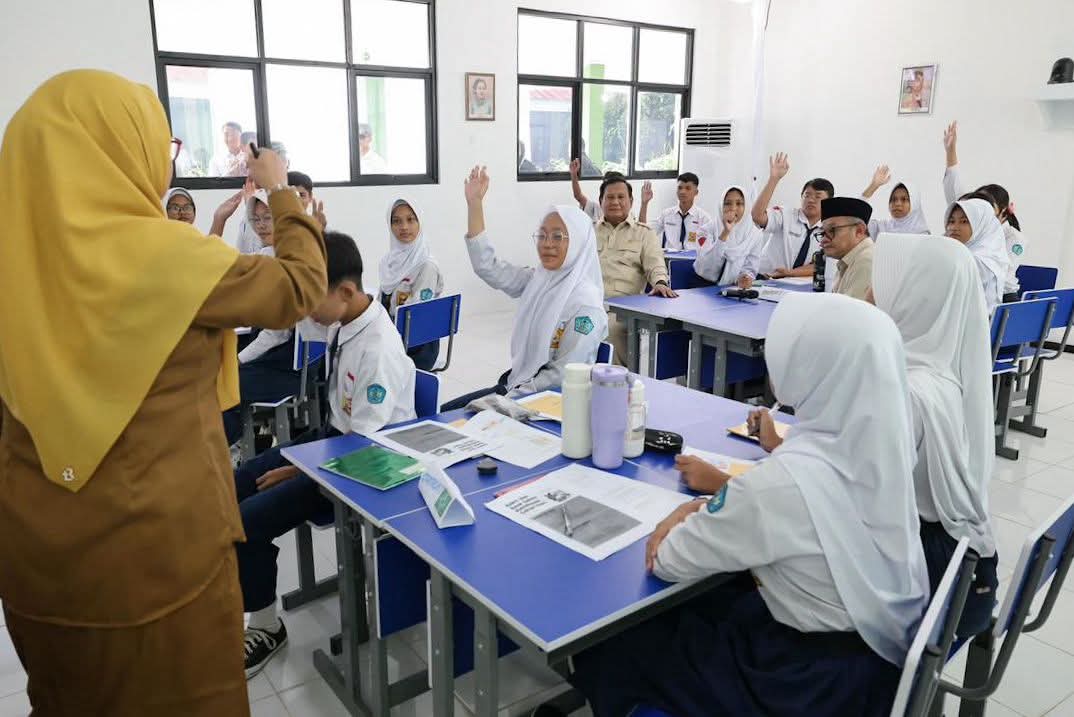 Presiden Prabowo Resmikan Papan Interaktif di SMPN 4 Bekasi, Digitalisasi Pendidikan Serentak Nasional Dimulai