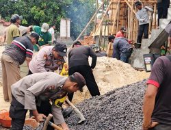 Mempererat Tali Silahturahmi, Polisi dan Warga Bersinergi Gotong Royong di Balai Kampung Tegal Mukti