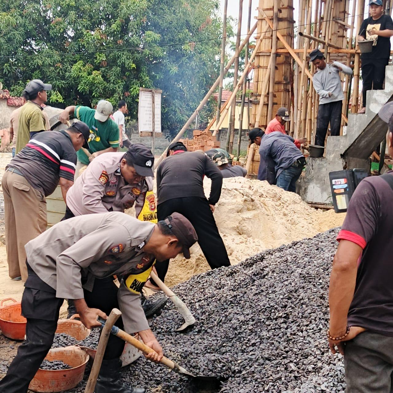 Mempererat Tali Silahturahmi, Polisi dan Warga Bersinergi Gotong Royong di Balai Kampung Tegal Mukti