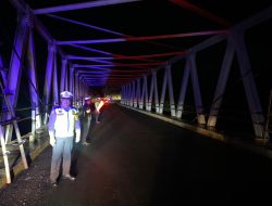 Polantas Hadir Untuk Masyarakat, Kasatlantas Pantau Arus Lalulintas di Jembatan Giham