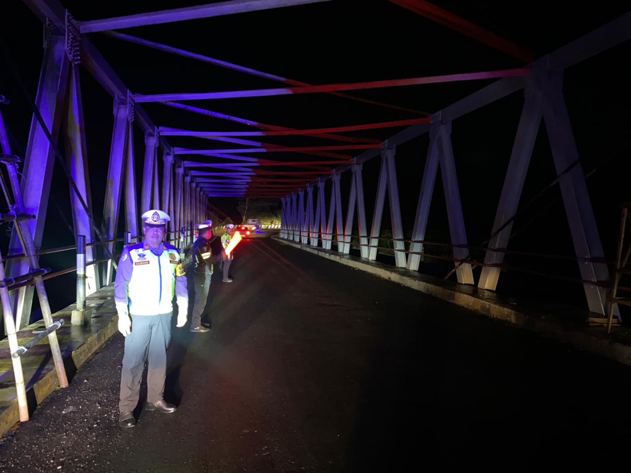 Polantas Hadir Untuk Masyarakat, Kasatlantas Pantau Arus Lalulintas di Jembatan Giham