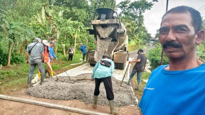 Warga Masyarakat Desa Banjarsari Antusiasi Pembangunan Rabat Beton