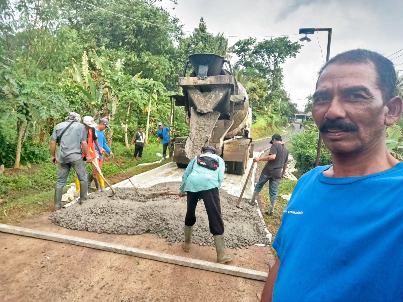 Warga Masyarakat Desa Banjarsari Antusiasi Pembangunan Rabat Beton