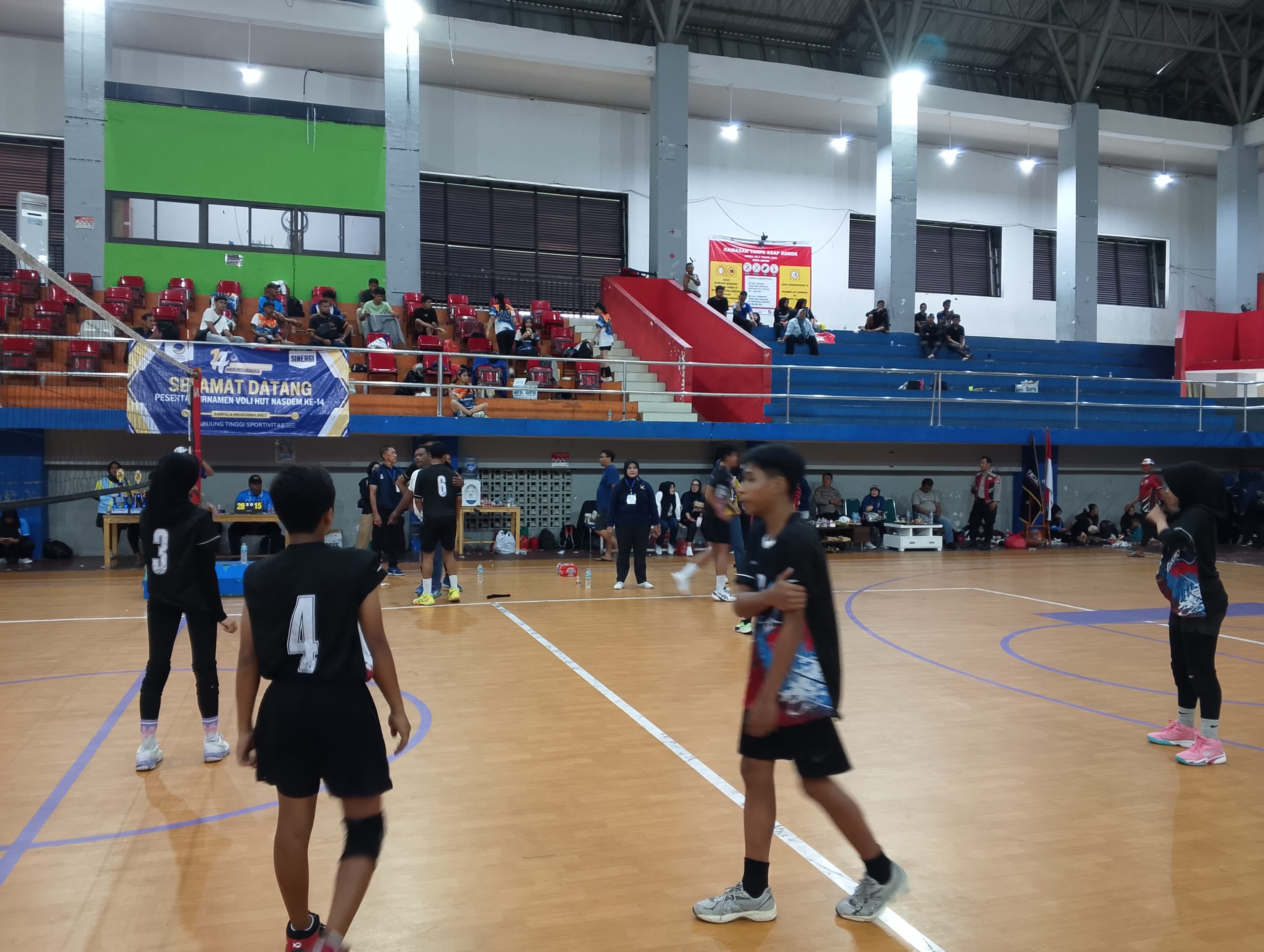 Turnamen volli dalam rangkaian HUT ke-14 Partai NasDem DPD kota Depok, saat berlangsung. (dok. Star7Tv/foto, Roni)