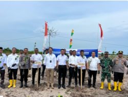 Wabup Bersama Kepala Bank BI Lhokseumawe Taman 1000 Pohon Mangrove. 