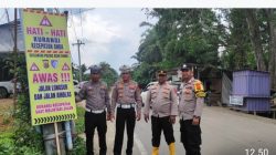 Demi Keselamatan Pengguna Jalan, Satlantas Polres Aceh Timur Pasang Spanduk Himbauan di Lokasi Rawan Longsor 