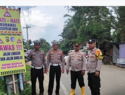 Demi Keselamatan Pengguna Jalan, Satlantas Polres Aceh Timur Pasang Spanduk Himbauan di Lokasi Rawan Longsor 