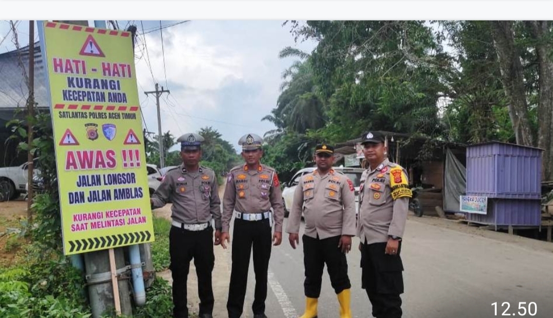 Demi Keselamatan Pengguna Jalan, Satlantas Polres Aceh Timur Pasang Spanduk Himbauan di Lokasi Rawan Longsor 