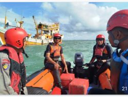 Personel Sat Polairud Polres Aceh Timur Lakukan Pencarian Nelayan Yang Hilang di Laut