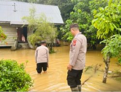 Personel Polsek Indra Makmu Bantu Warga dan Serahkan Beras Kepada Warga Yang Terdampak Banjir