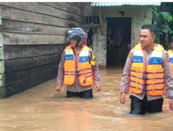 Terobos Genangan Air, Kapolsek Indra Makmu Antar Bantuan Kepada Warga Terdampak Banjir