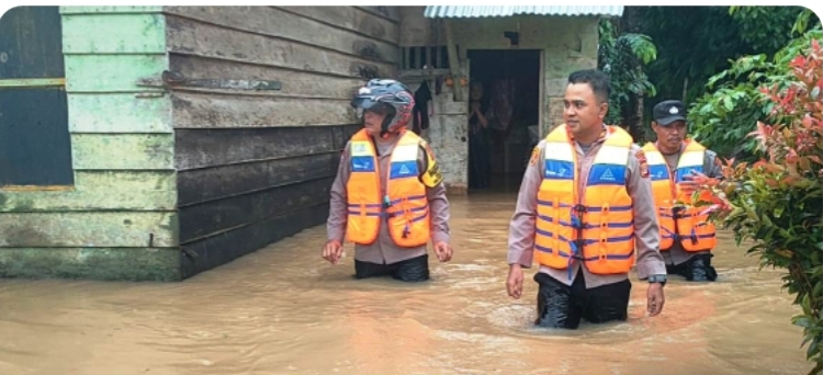 Terobos Genangan Air, Kapolsek Indra Makmu Antar Bantuan Kepada Warga Terdampak Banjir