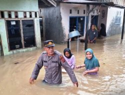 Aksi Heroik Kapolsek Idi Rayeuk, Pantau Kondisi Warga Terdampak Banjir