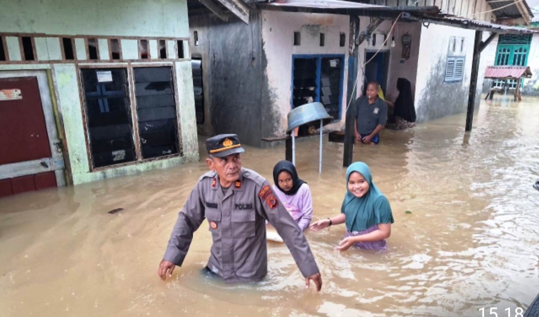 Aksi Heroik Kapolsek Idi Rayeuk, Pantau Kondisi Warga Terdampak Banjir