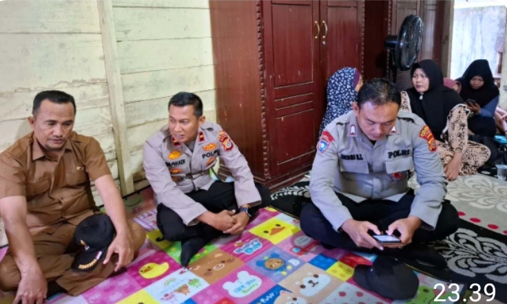 Kapolsek Simpang Jernih Kunjungi Keluarga Pengemudi Mobil Yang Meninggal Dunia Akibat Kelelahan
