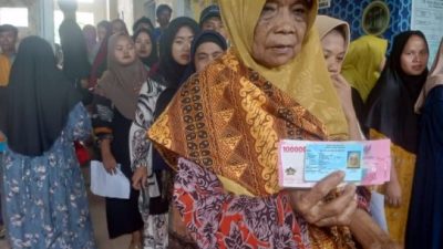 Penyaluran BLT Kesra di Desa Sindangheula Berjalan Lancar, 490 KPM Terima Bantuan