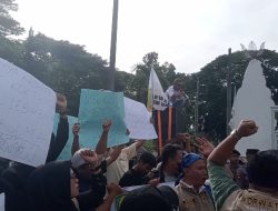 Puluhan Massa Forwatu Banten Gelar Aksi di Depan DPRD Serang: Protes Penodaan Marwah ‘Kota Seribu Ulama’ dan Minta Penutupan THM”