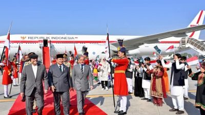 Perdana Menteri dan Presiden Pakistan Jemput Langsung Presiden Prabowo di Bandara Islamabad Perdana Menteri dan Presiden Pakistan Jemput Langsung Presiden Prabowo di Bandara Islamabad