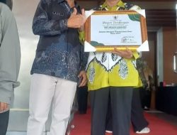 Kepala Sekolah SMP Negeri 2 Balung Didampingi PLT Sekdin Menerima Penghargaan Sekolah Adiwiyata Tingkat Provinsi Jawa Timur