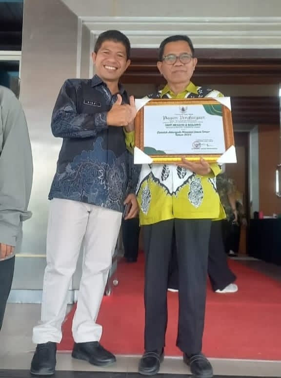 Kepala Sekolah SMP Negeri 2 Balung Didampingi Plt Sekdin Menerima Penghargaan Sekolah Adiwiyata Tingkat Provinsi Jawa Timur