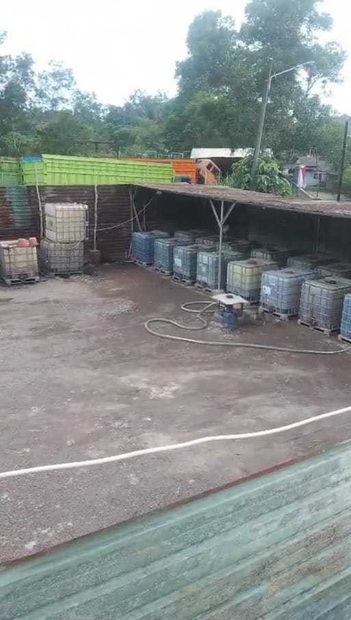 Diduga Gudang Pengoplos BBM Bersubsidi Jenis Pertalite Ilegal Jalan Insinyur Sutami Way Laga Milik Oknum TNI AL Dan TNI AD Kebal Hukum Warga Minta Kapolda Lampung Tidak Tegas !!