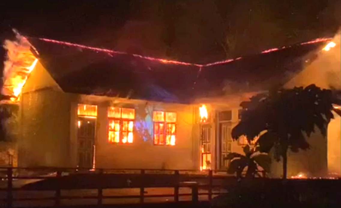 Menjelang Pelantikan Aparat Desa, Kantor Desa Ana Ao Dilalap Si jago Merah