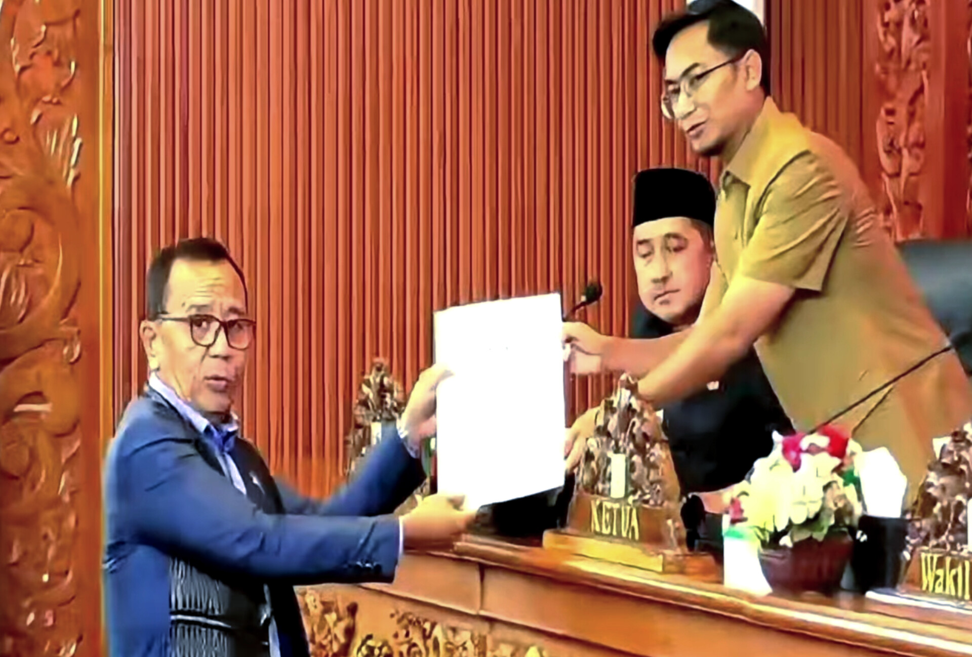 Anggota Komisi A DPRD Kota Depok, Binton Jhonson Nadapdap, saat memberikan laporan rencana kerja kepada Ketua DPRD Depok, Ade Supriatna, di saat rapat paripurna sidang pertama, Jg mat, (2/1/26).