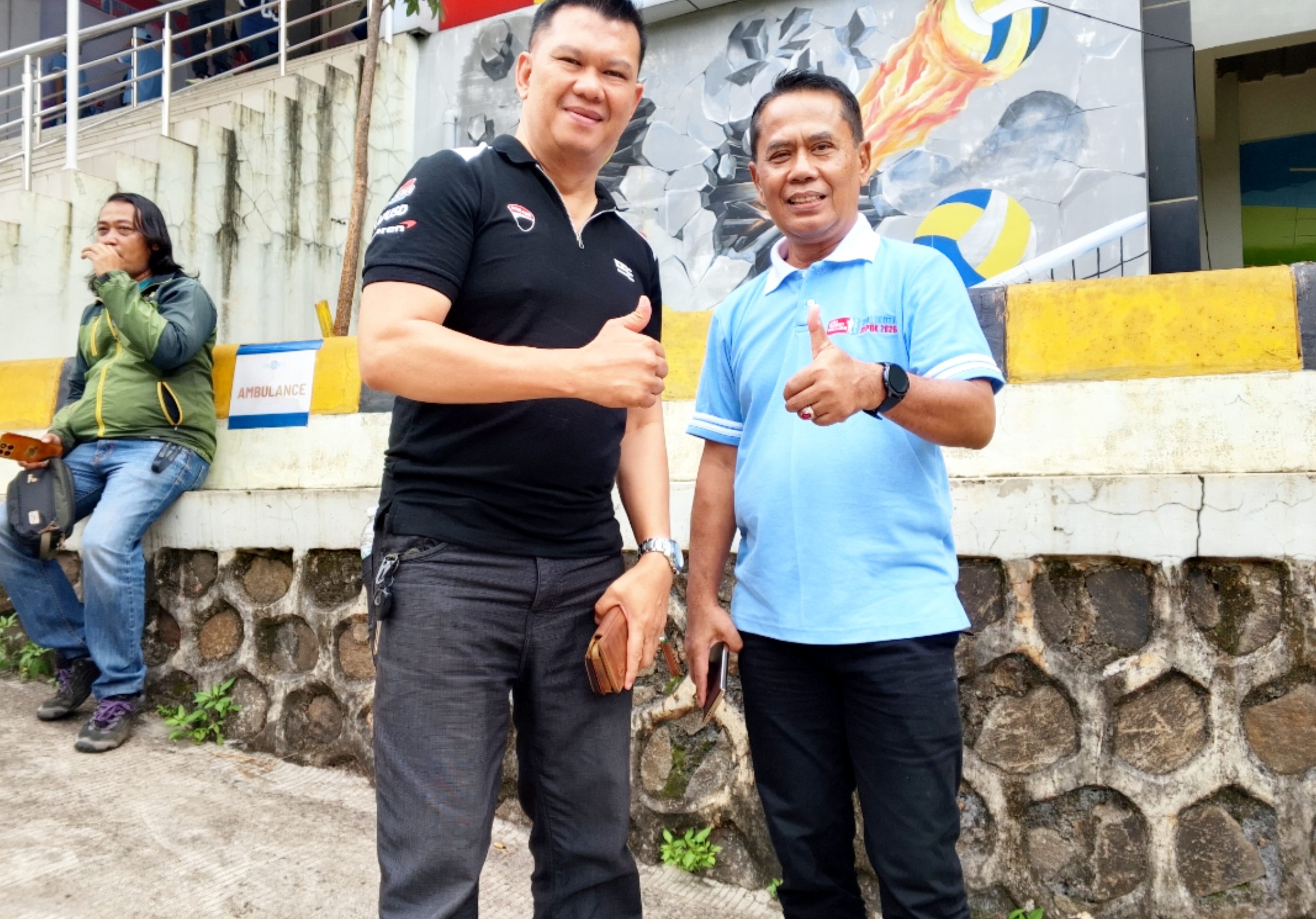 Ketua KONI Depok, Herry Suprianto (kanan), saat foto bersama Ketua relawan Bologne SS, Yopi Setiabudi (kiri kaos hitam), usai lihat pertandingan basket, GOR kota Depok, kota Kembang, GDC, Sabtu, (10/1). (dok. Star7Tv/Roni).