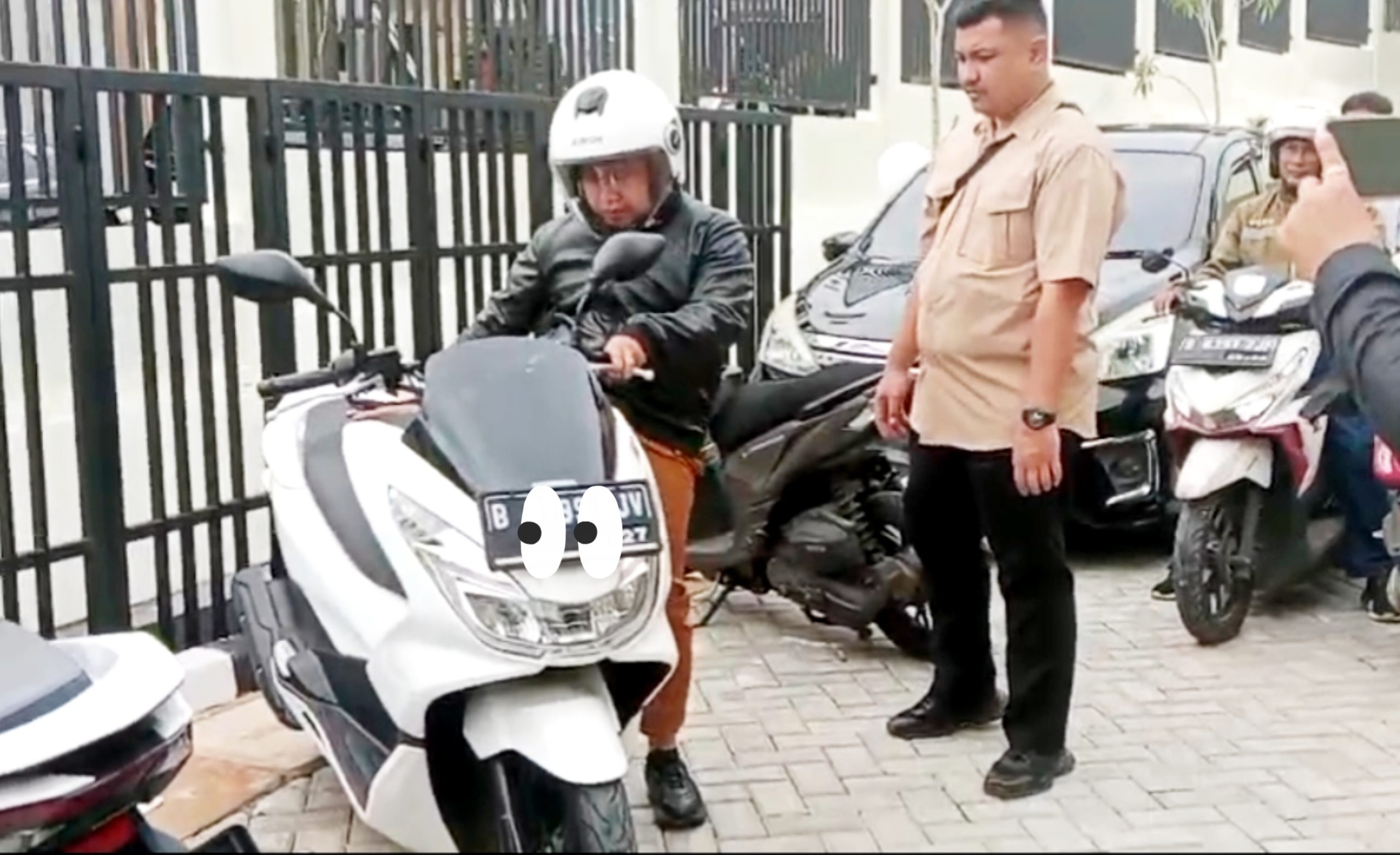 Kereenn! Bukan Naik Mobil Dinas, Wali Kota Depok Pakai Motor Resmikan Gedung