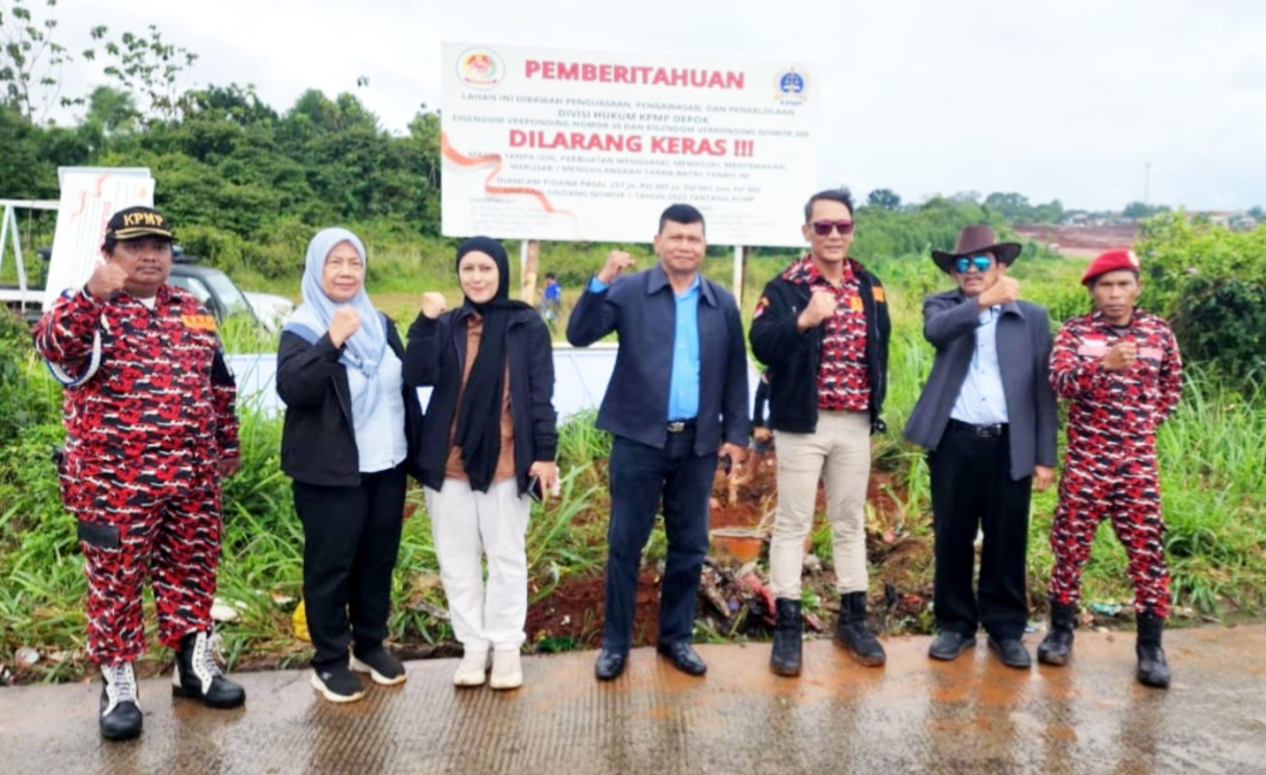 Kuasa hukum Komando Pejuang Merah Putih (KPMP), Asep Ise Sumantri, S.H., menegaskan bahwa lahan di kawasan Cipayung Jaya, Kota Depok, saat proses pemasangan papan pemberitahuan, berlokasi di Cipayung Jaya, Selasa, (21/1). (dok. Star7Tv/Roni)