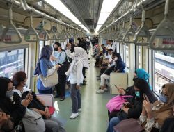 Jam Sibuk LRT Jabodebek: Ketika Duduk dan Berdiri Menjadi Ruang Bersama