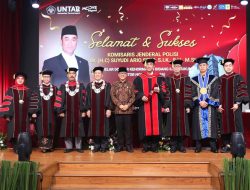 DEDIKASIKAN DIRI DALAM PENGABDIAN DAN PENEGAKAN HUKUM, KEPALA BNN RI RESMI MENYANDANG GELAR DOKTOR KEHORMATAN