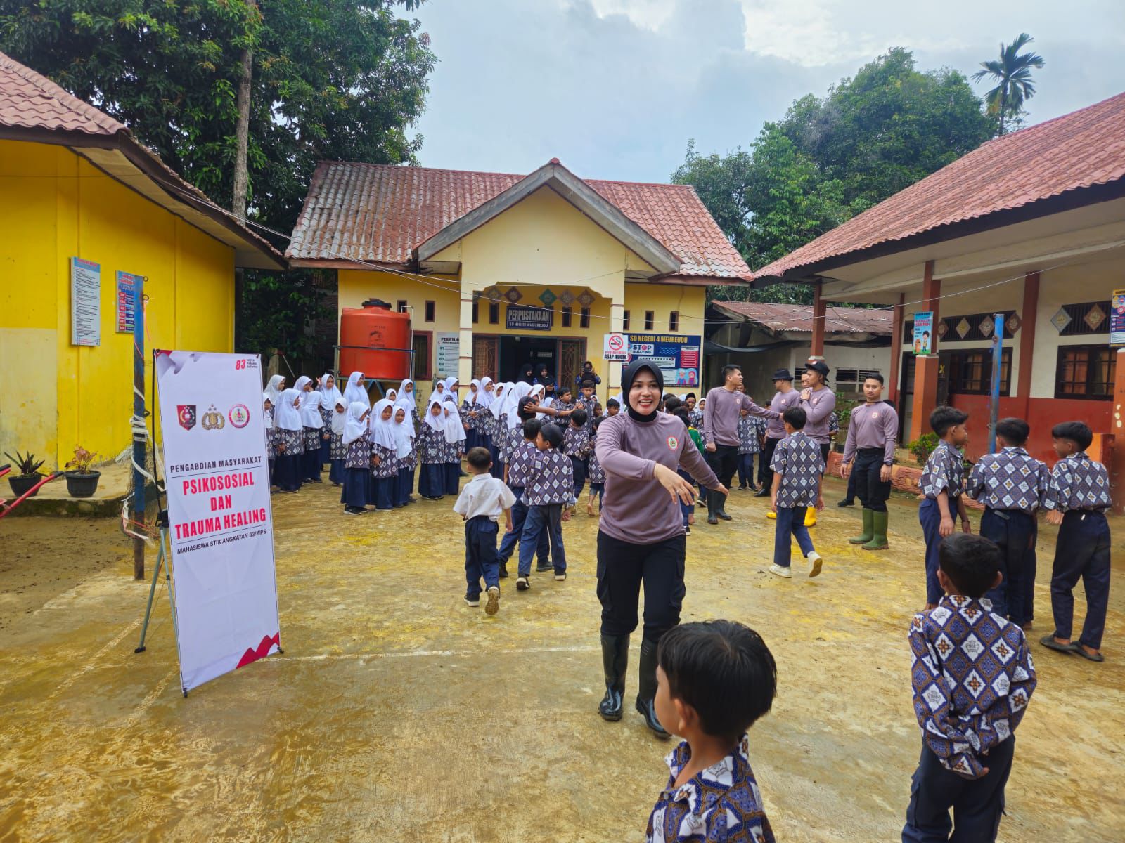 Mahasiswa STIK Angkatan 83/WPS Gelar Kegiatan Psikososial bagi Siswa Terdampak Banjir di Pidie Jaya