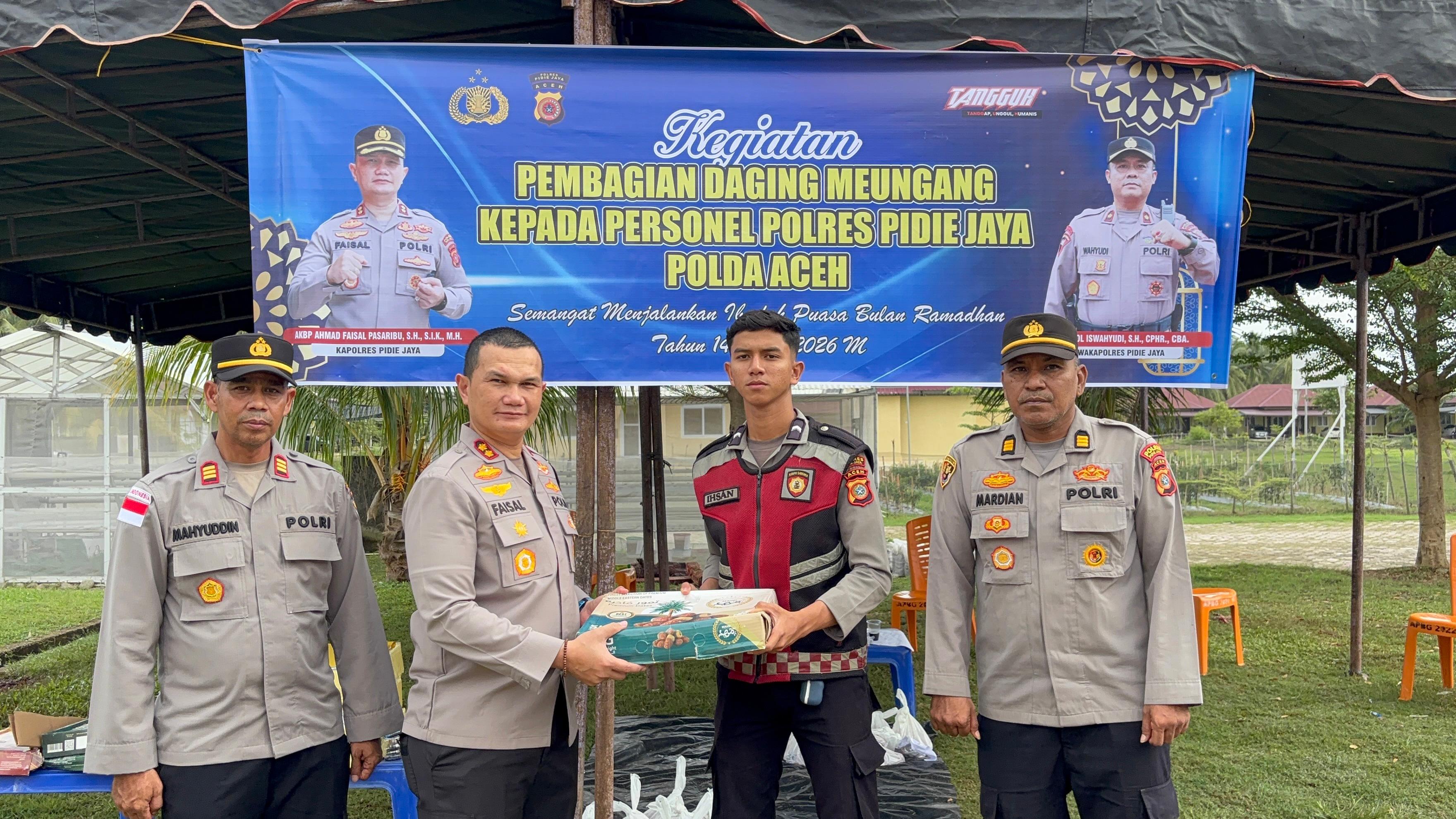 Kapolres Pidie Jaya Bagikan Daging Meugang dan Kurma untuk Personel Sambut Ramadhan 1447 H
