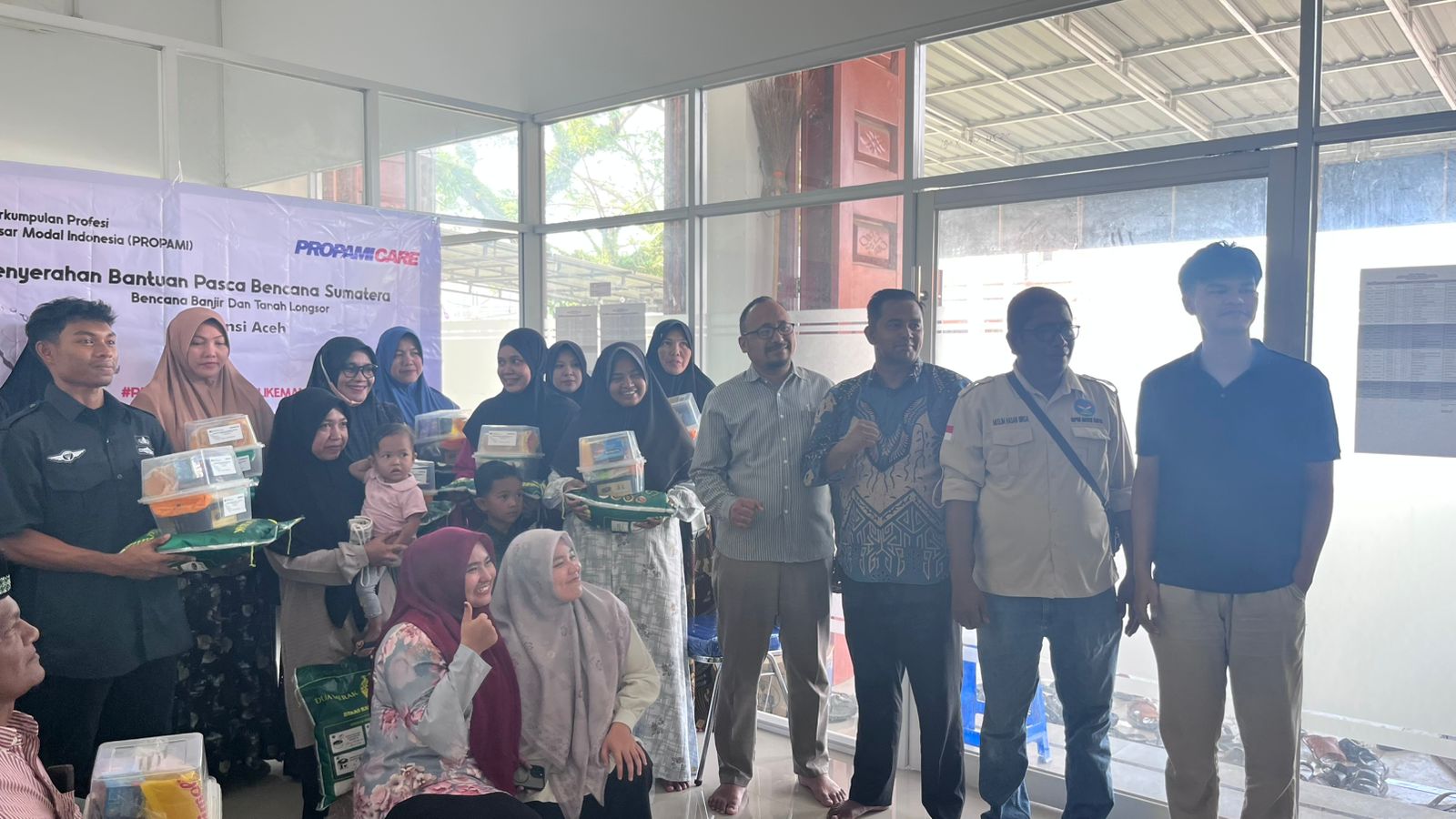 Propami Aceh Bersama UIA Salurkan Paket Ramadhan untuk Masyarakat Korban Banjir di Pidie Jaya