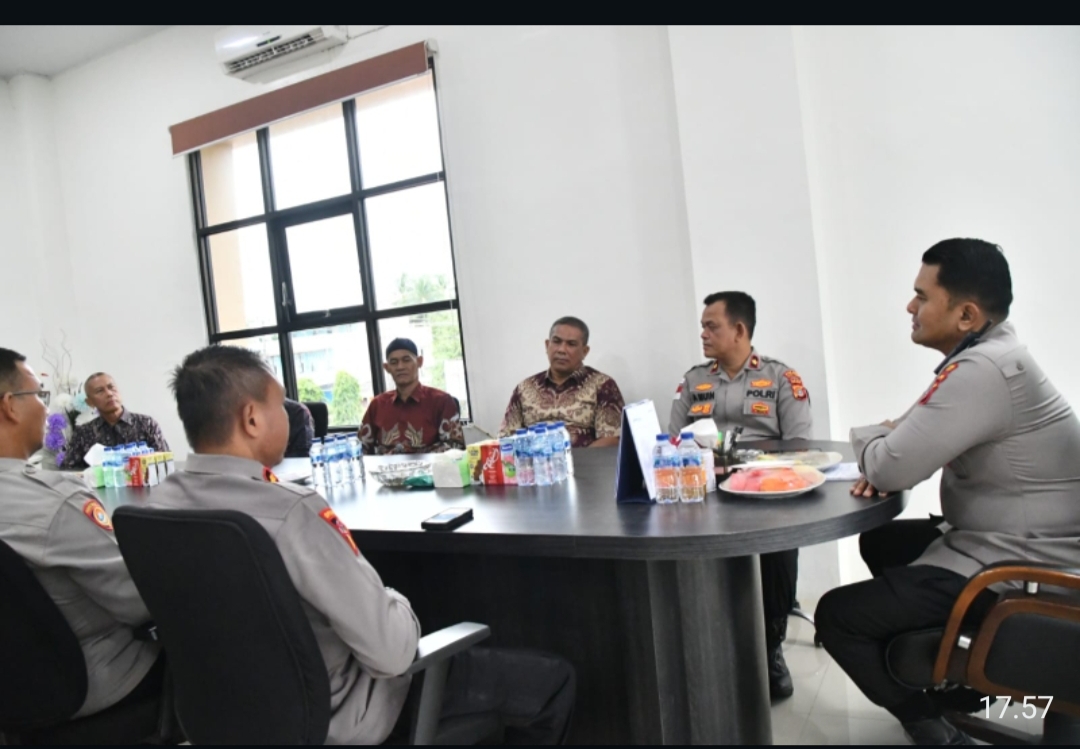 Kapolres Aceh Timur Serahkan Penghargaan Kapolda Aceh kepada Purnawirawan