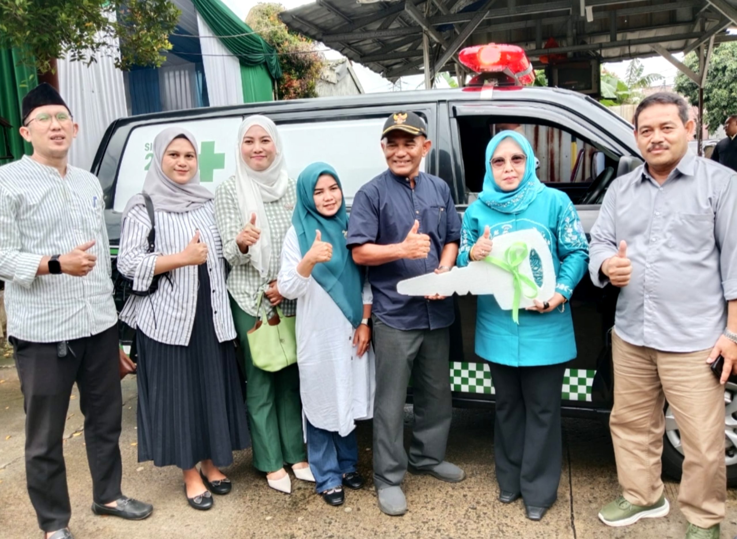 Pakai Dana Pribadi, Hj. Qonita Hadirkan Ambulans Sosial untuk Warga