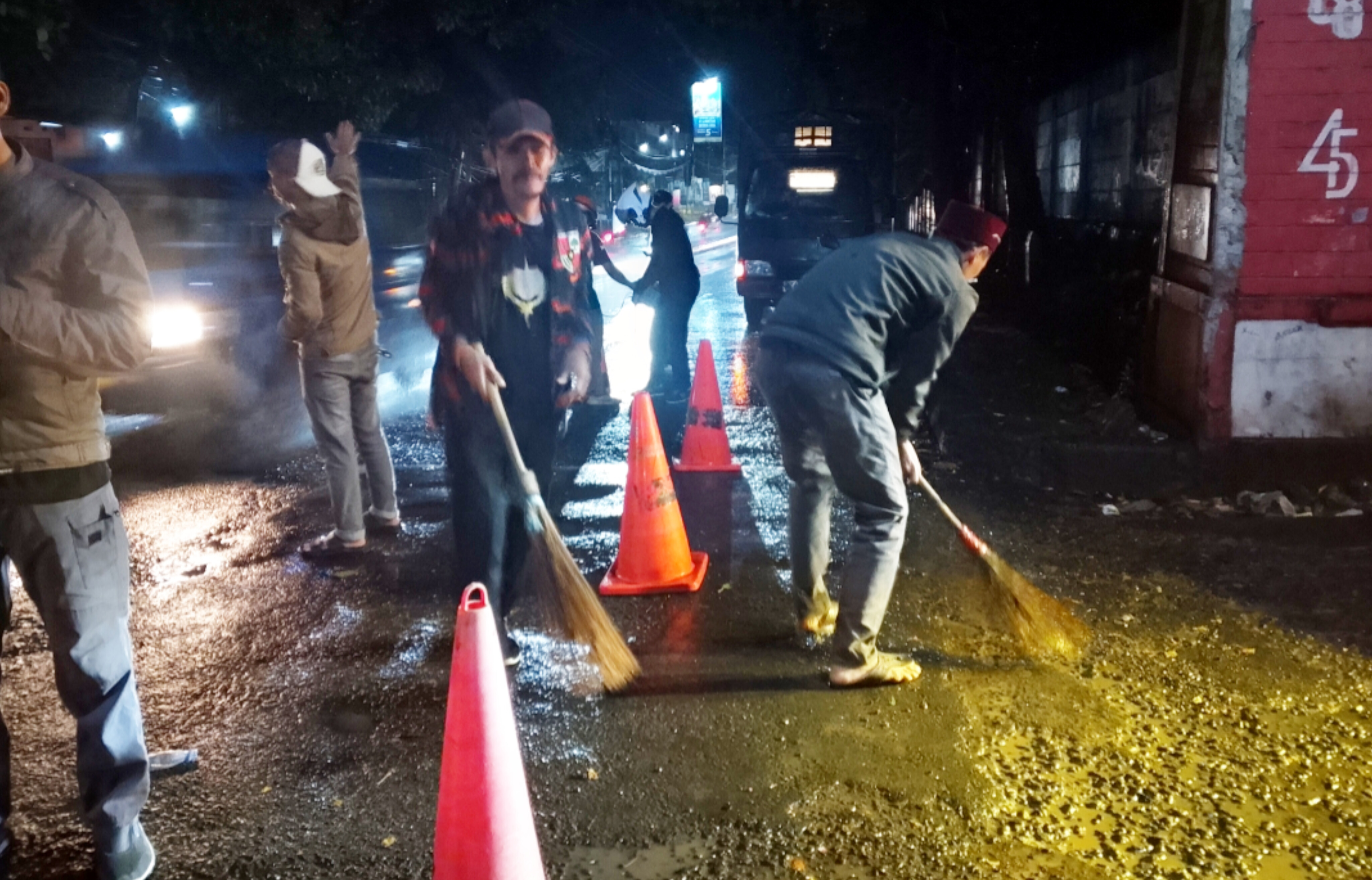 Kolaborasi Relawan Gerak Bareng, Ajak P3C dan Sabojong Tuntaskan Lubang Ini!