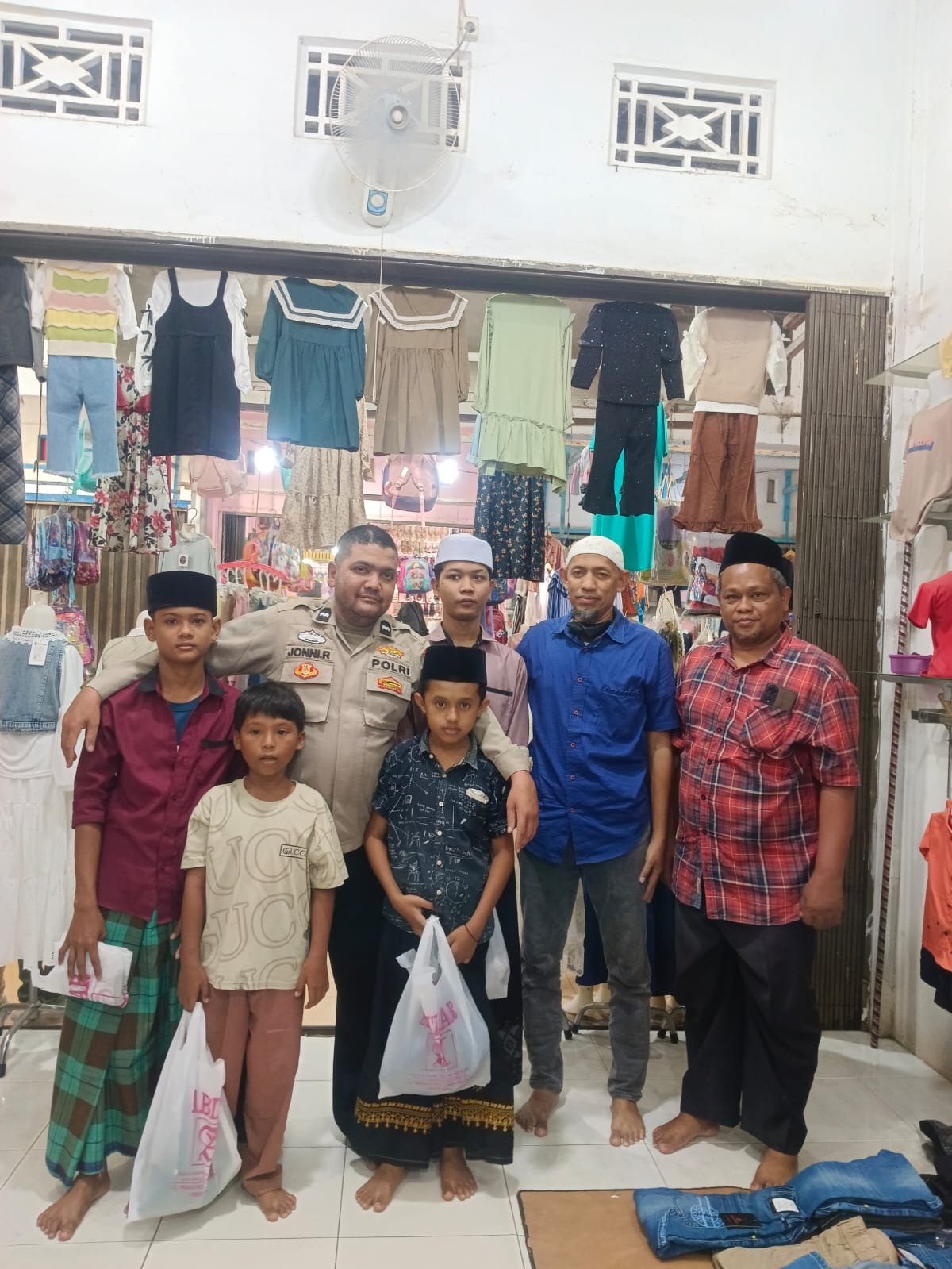 Sambut Idul Fitri 1447H Polisi di Pidie Jaya Ajak Anak Yatim Panti Asuhan Belanja Baju Lebaran