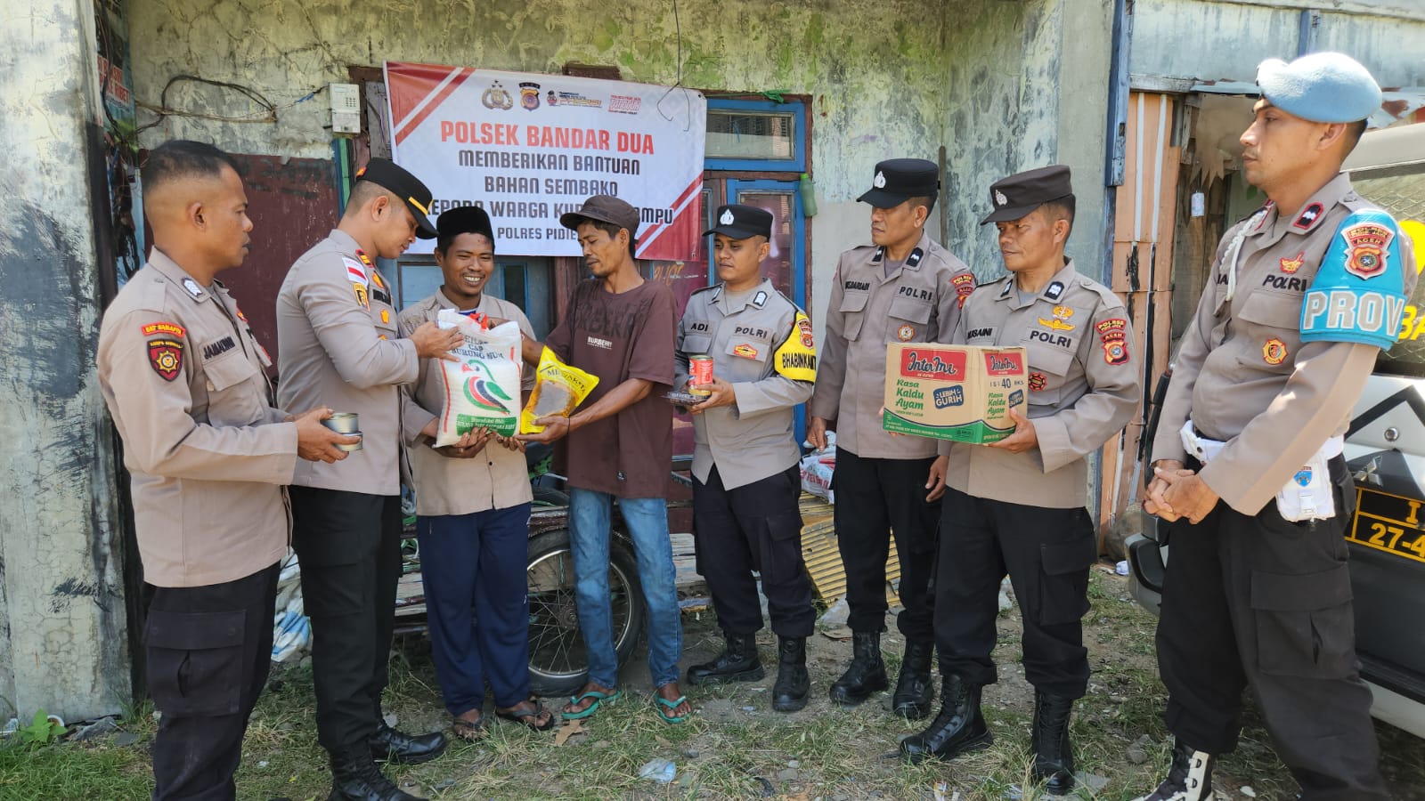 Iptu Taufikkurrahman Kapolsek Bandar Dua Turun Langsung Salurkan Bantuan Ke Warga