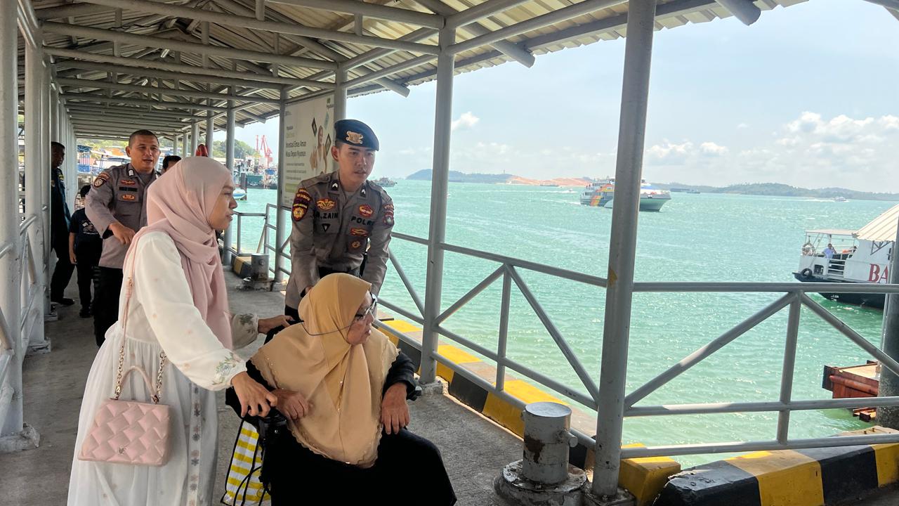 POLDA KEPRI INTENSIFKAN KRYD DI PELABUHAN TELAGA PUNGGUR SAAT ARUS BALIK LIBUR NASIONAL, SITUASI AMAN DAN KONDUSIF