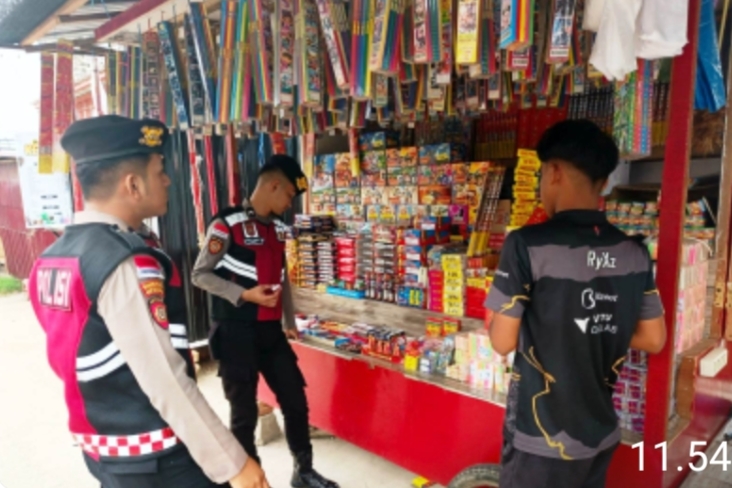 Upaya Preventif, Satsamapta Polres Aceh Timur Sampaikan Imbauan Humanis kepada Pedagang Petasan