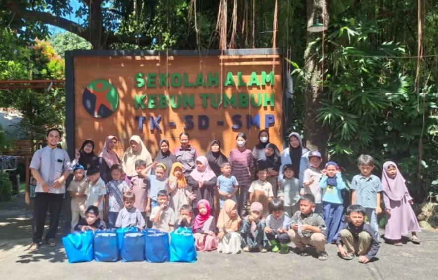 Ramadan Penuh Kepedulian, Sekolah Alam Kebun Tumbuh Berbagi Sembako dan Santunan untuk Warga Curug