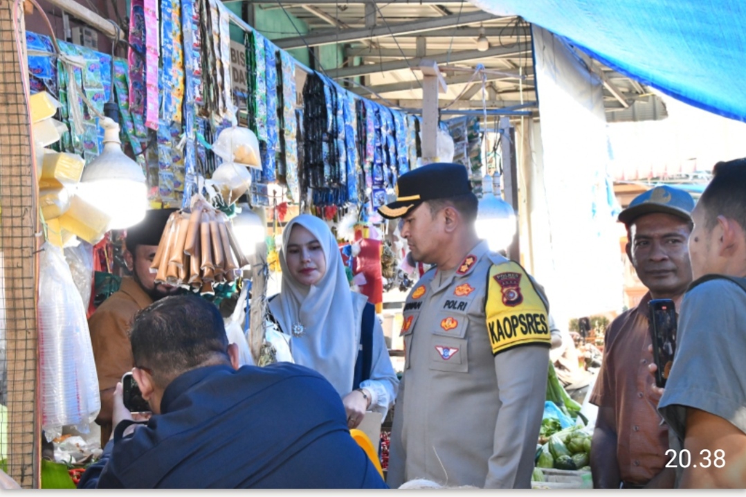 Jelang Lebaran, Kapolres Aceh Timur Bersama Bupati Cek Harga dan Ketersediaan Bapokting di Peureulak