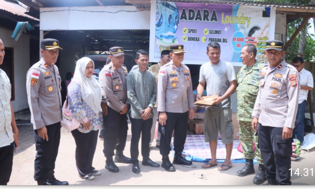 Mewakili Kapolres Aceh Timur, Wakapolres Serahkan Bantuan kepada Personel Polsek Peureulak Barat Yang Mengalami Musibah Kebakaran