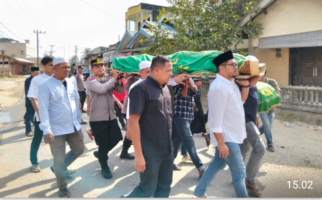 Kapolsek Idi Rayeuk Melayat dan Antar Jenazah Warga hingga ke Pemakaman