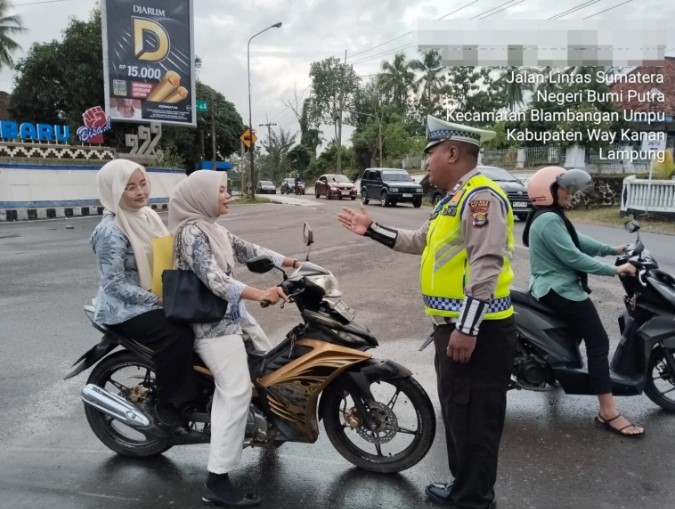 Ciptakan Kamseltibcar di Bulan Ramadhan, Satlantas Polres Way Kanan Gatur Lalin di Simpang 4 Negeri Baru