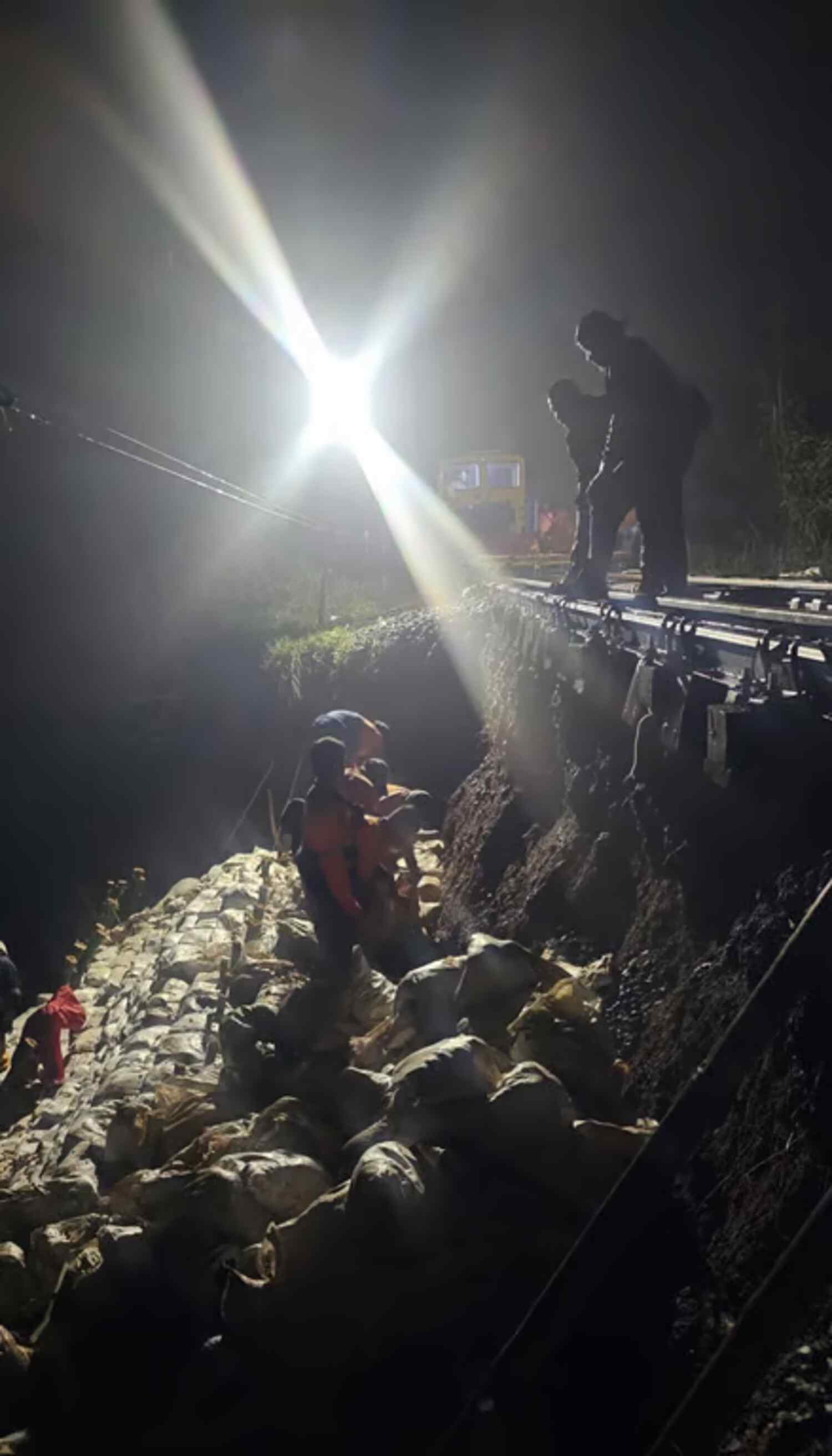 Hujan Deras Kembali Gerus Jalur KA di Petak Cibeber–Lampegan, Perjalanan KA Siliwangi Dibatalkan Demi Keselamatan