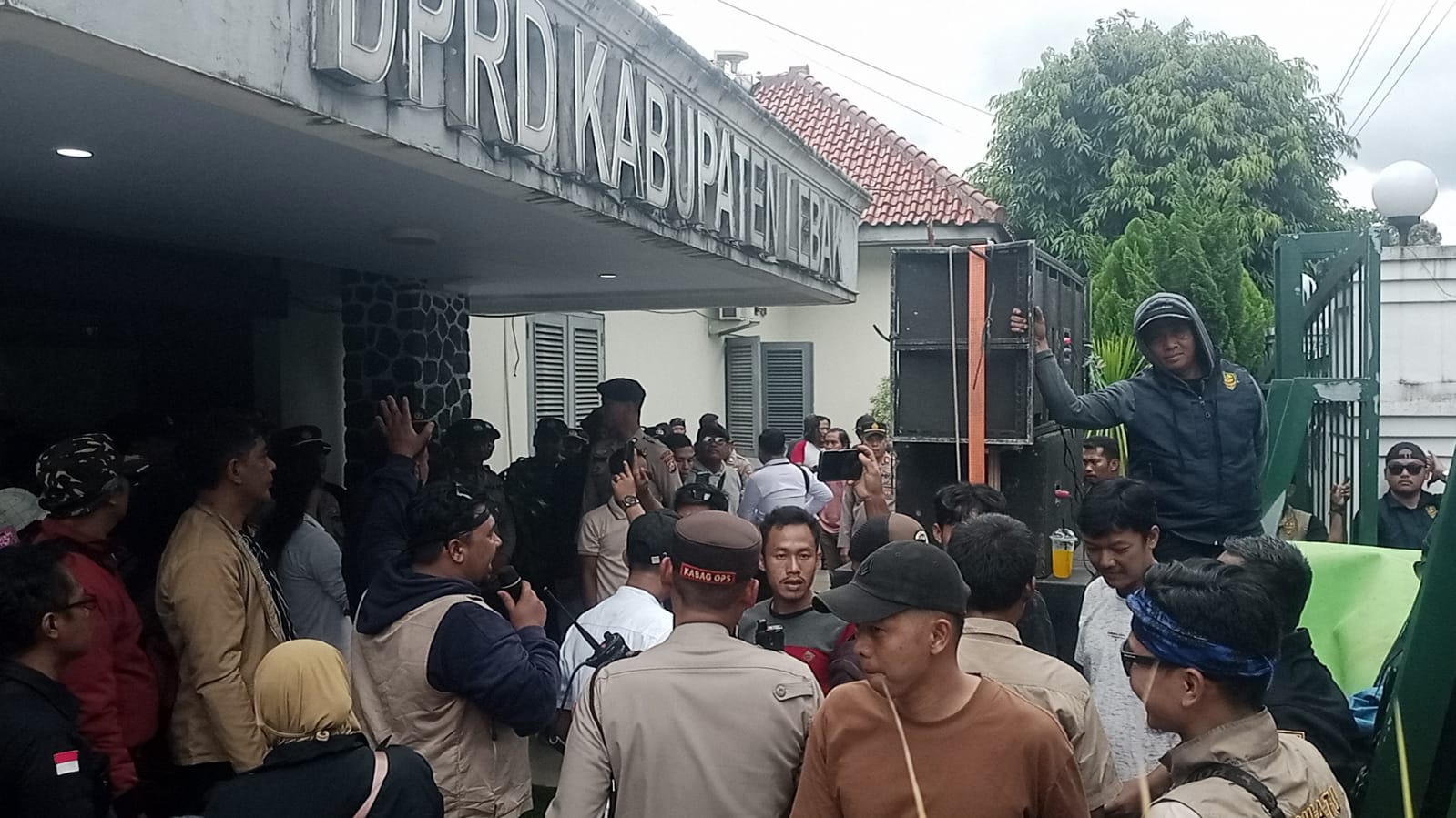 Alarm Lebak: Gelar Aksi Masa di Depan Gedung DPRD Lebak: 